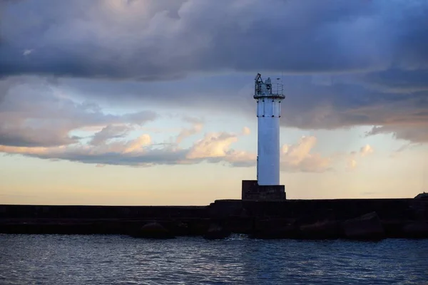 Leuchtturm Mit Solarbatterie Ostsee Dramatischer Sonnenuntergang Nach Dem Sturm Glühende — Stockfoto