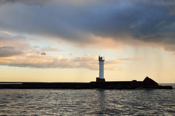 Güneş Pilli Deniz Feneri Baltık Denizi Fırtınadan Sonra Dramatik Günbatımı — Stok fotoğraf