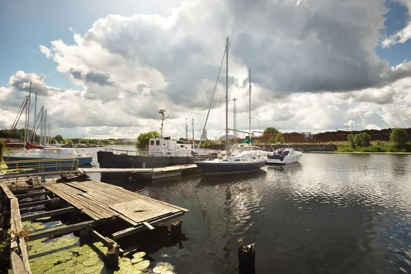 Gammal Bogserbåt Och Blå Slupen Riggad Segelbåt Förtöjd Till Brygga — Stockfoto