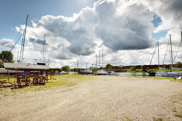 Eleganta Och Moderna Segelbåtar Förtöjda Till Brygga Och Står Land — Stockfoto