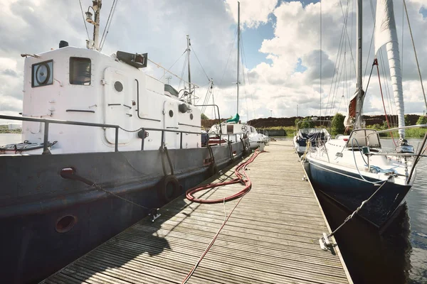 Gammal Bogserbåt Och Blå Slupen Riggad Segelbåt Förtöjd Till Brygga — Stockfoto