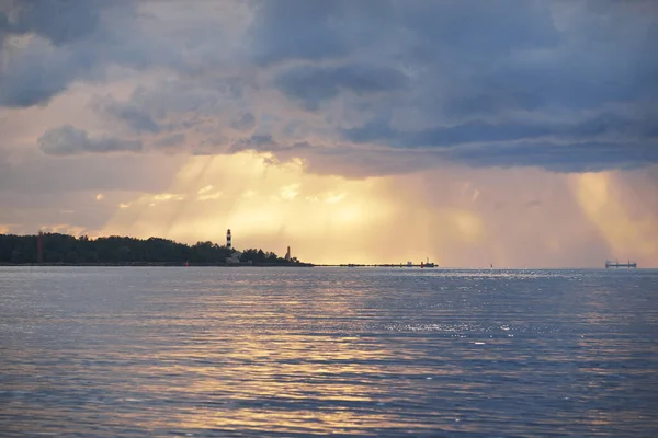 Балтийское Море После Шторма Панорамный Вид Парусника Драматическое Небо Заката — стоковое фото