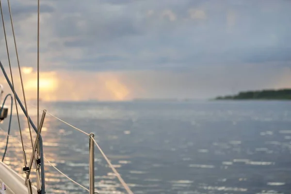 嵐の後のバルト海 セーリングボートからのパノラマビュー 劇的な夕日の空 黄金の太陽の光輝く 牧歌的な海の景色 クルーズ 旅行先 — ストック写真