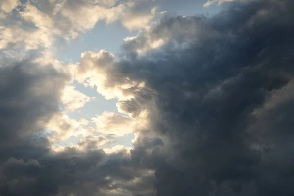 Грозовой Облачный Пейзаж Белые Декоративные Кучевые Облака Заката Мягкий Солнечный — стоковое фото
