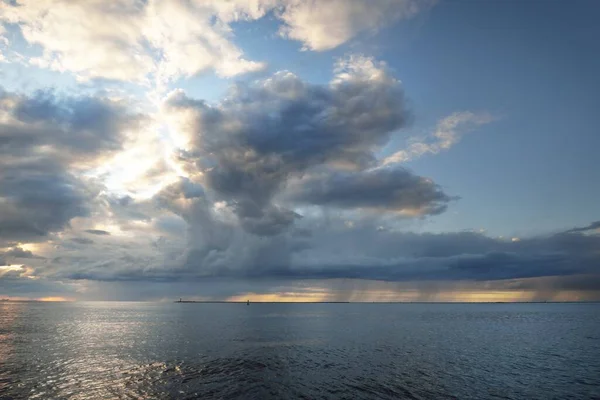 风暴过后的波罗的海 从一艘帆船上俯瞰全景 戏剧性的日落天空 明亮的云彩 金色的阳光 Idyllic海景 旅游目的地 — 图库照片