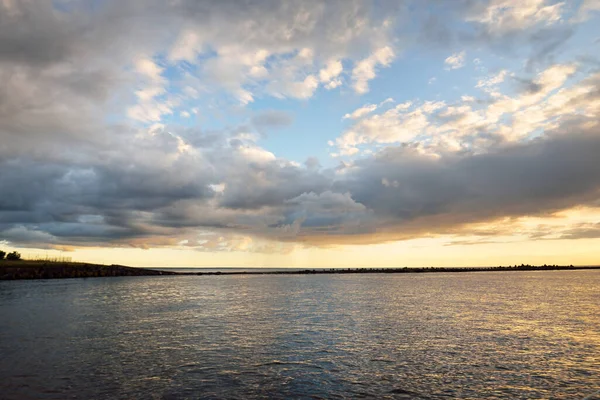 嵐の後のバルト海 セーリングボートからのパノラマビュー 劇的な夕日の空 黄金の太陽の光輝く 牧歌的な海の景色 クルーズ 旅行先 — ストック写真