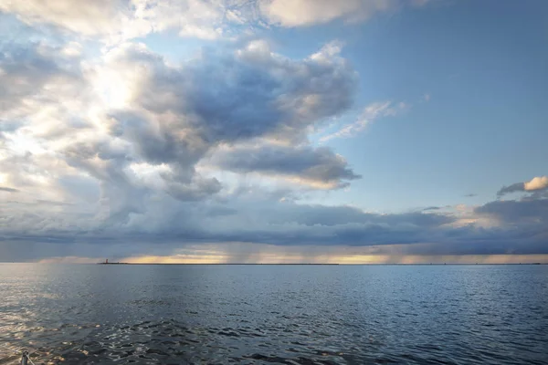 Mar Báltico Após Tempestade Vista Panorâmica Barco Vela Céu Pôr — Fotografia de Stock