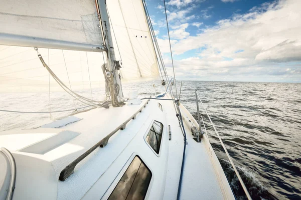 Sloop Branco Fraudado Iate Navegando Mar Aberto Dia Claro Uma — Fotografia de Stock