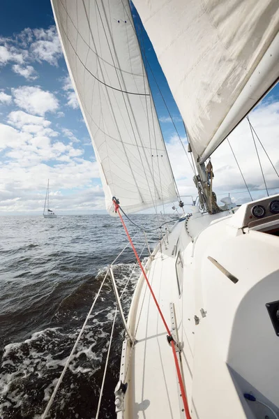 Sloop Branco Fraudado Iate Navegando Mar Aberto Dia Claro Uma — Fotografia de Stock