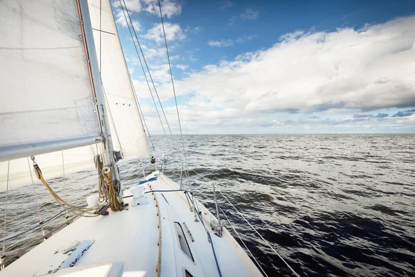 晴朗的日子里 白色的小船在开阔的海面上航行 从甲板到船头的景色 积雨云 休闲活动 赛马场 赛马场 — 图库照片