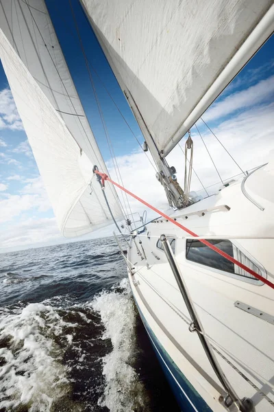 Biały Sloop Sfałszował Jacht Pływający Otwartym Morzu Pogodny Dzień Widok — Zdjęcie stockowe