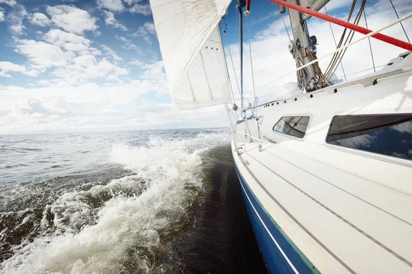 Sloop Bianco Yacht Truccato Vela Mare Aperto Una Giornata Limpida — Foto Stock