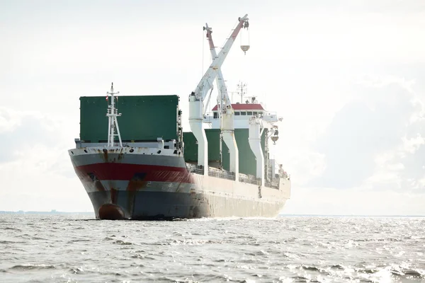 화물선 142 바다를 항해하고 가벼운 글로벌 비즈니스 파노라마처럼 보이는 — 스톡 사진