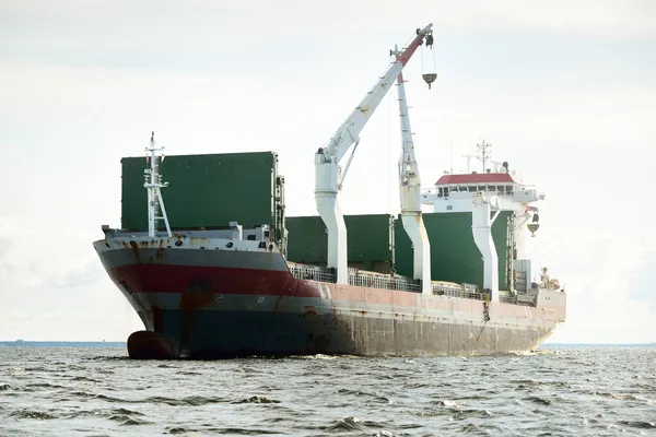 大規模な近代的な一般貨物クレーン船 142メートルの長さ オープン海でセーリング 貨物輸送 グローバル通信 ビジネス パノラマビュー — ストック写真