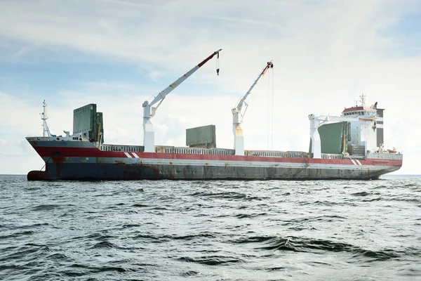 Geniş Modern Kargo Vinç Gemisi Açık Denizde Yol Alıyor Nakliye — Stok fotoğraf