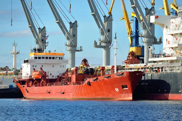 Kargo Gemileri Iskele Terminaline Yükleniyor Vinçler Arka Planda Baltık Denizi — Stok fotoğraf