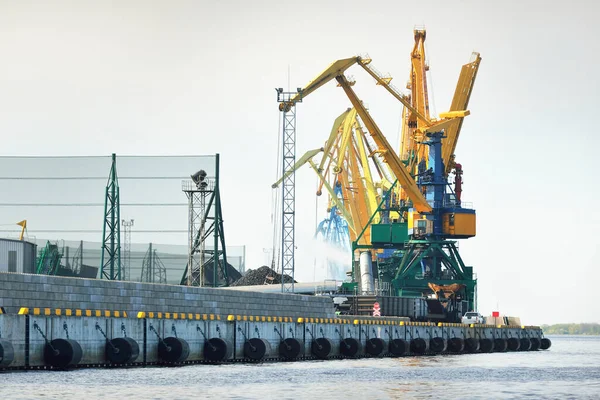 Terminal Carvão Moderno Riga Letónia Cranes Close Mar Báltico Transporte — Fotografia de Stock