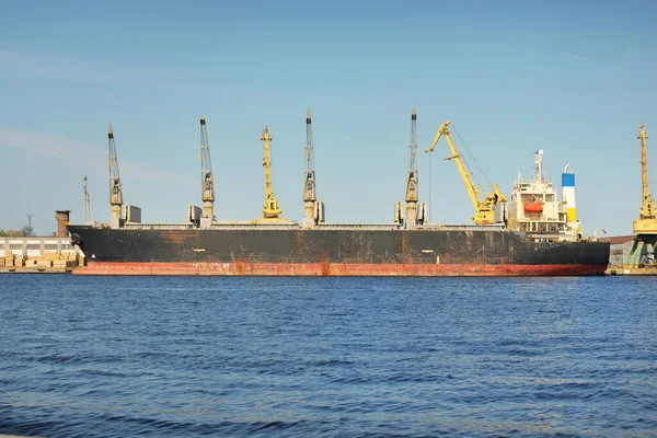 Large Old Cargo Ship Loading Port Terminal Cranes Background Freight — Stock Photo, Image