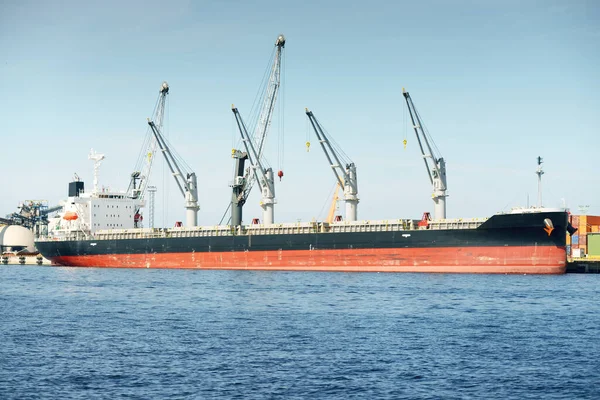 Großes Frachtschiff Das Hafenterminal Beladen Wird Hintergrund Kräne Güterverkehr Logistik — Stockfoto