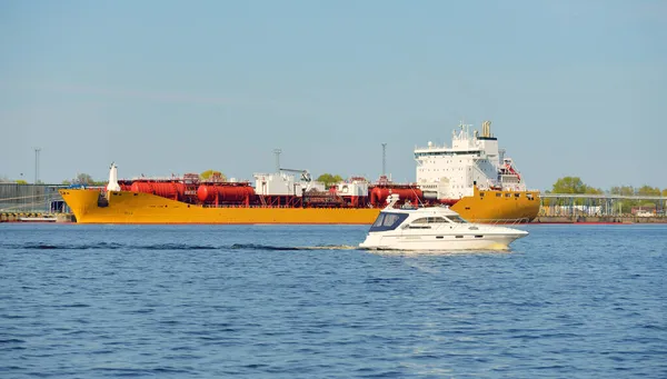 Baltık Denizi Nde Beyaz Yelkenli Tanker Gemisi Arka Plandaki Iskele — Stok fotoğraf