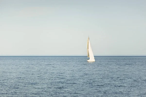 Λευκό Ιστιοφόρο Ιστιοπλοϊκό Σκάφος Στη Βαλτική Θάλασσα Ηλιοβασίλεμα Καθαρός Ουρανός — Φωτογραφία Αρχείου