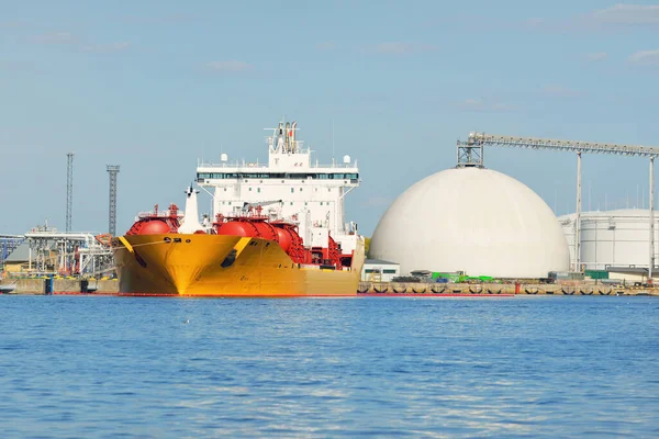 Tanker gemisi iskele terminaline yükleniyor. Baltık Denizi. Nakliye, lojistik, küresel iletişim, ekonomi, iş, endüstri, yakıt ve enerji üretimi, arz