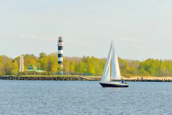 Sloop Bianco Barca Truccata Vela Nel Mar Baltico Tramonto Cielo — Foto Stock