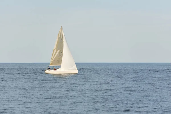 Белый Шлюп Оборудовал Яхту Плывущую Балтийском Море Закате Чистое Небо — стоковое фото