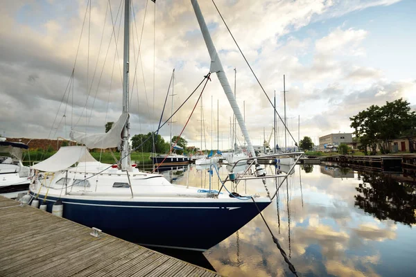 Blaue Schaluppe Getakelt Segelboot Einem Pier Einem Yachthafen Bei Sonnenuntergang — Stockfoto