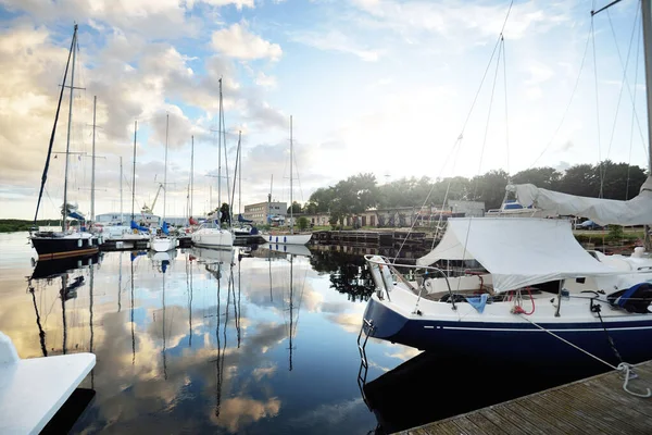 Blue Sloop Rigged Sailboat Moored Pier Yacht Marina Sunset Dramatic — Stock Photo, Image