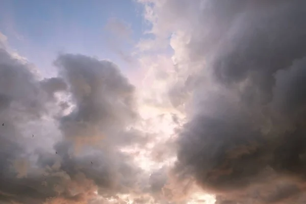 Klarer Blauer Himmel Mit Leuchtend Rosa Und Goldenen Kumuluswolken Nach — Stockfoto