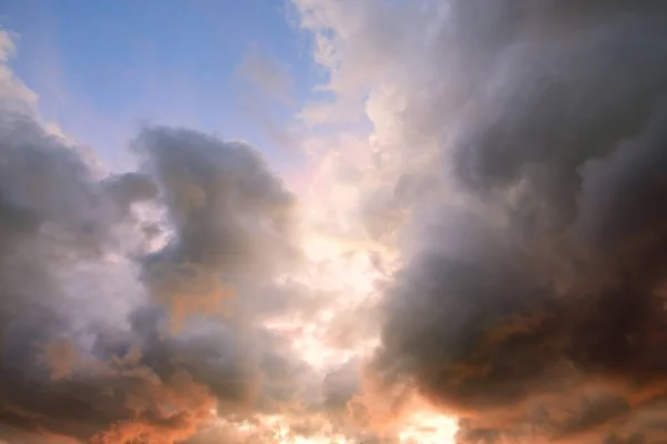 Cielo Azul Claro Con Brillantes Nubes Cúmulos Rosados Dorados Después — Foto de Stock