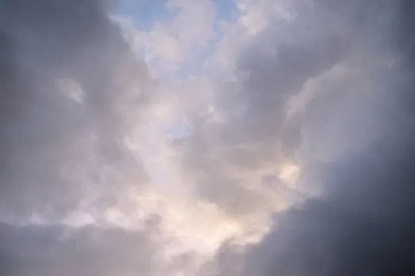 Cielo Azul Claro Con Brillantes Nubes Cúmulos Rosados Dorados Después —  Fotos de Stock