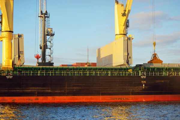港湾ターミナルにクレーン搭載の大型貨物船 ばら積み貨物船 179メートルの長さ バルト海 貨物輸送 グローバル通信 ビジネス — ストック写真