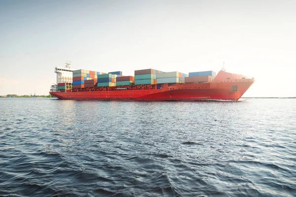 Containerschiff 168 Meter Länge Verlässt Hafen Terminal Bei Sonnenuntergang Ostsee — Stockfoto