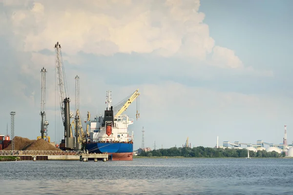 Groot Vrachtschip Laden Haven Terminal Kranen Achtergrond Goederenvervoer Nautisch Schip — Stockfoto