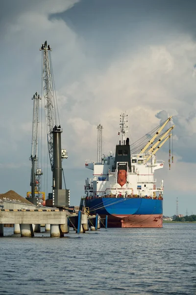 Groot Vrachtschip Laden Haven Terminal Kranen Achtergrond Goederenvervoer Nautisch Schip — Stockfoto