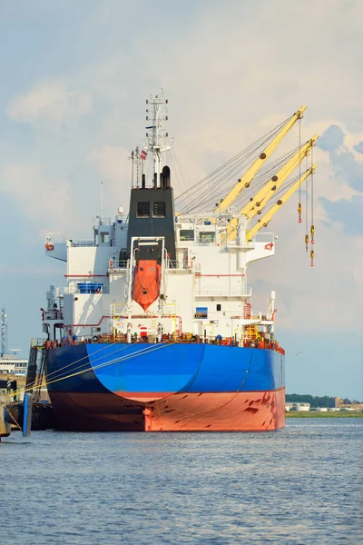 Groot Vrachtschip Laden Haven Terminal Kranen Achtergrond Goederenvervoer Nautisch Schip — Stockfoto