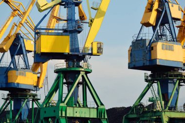 Riga, Letonya 'daki modern kömür terminali. Vinçler yakın plan. Baltık Denizi. Yük taşımacılığı, lojistik, küresel iletişim, ekonomi, ticaret, sanayi, arz, özel ekipman