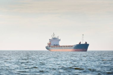 Genel kargo gemisi (88 metre uzunluğunda) Baltık Denizi 'nde yol alıyor. Nakliye, lojistik, küresel iletişim, ekonomi, sanayi, arz, çevre