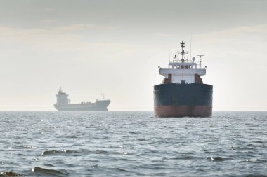 Genel kargo gemisi (88 metre uzunluğunda) Baltık Denizi 'nde yol alıyor. Nakliye, lojistik, küresel iletişim, ekonomi, sanayi, arz, çevre