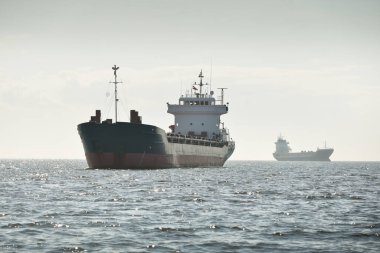Genel kargo gemisi (88 metre uzunluğunda) Baltık Denizi 'nde yol alıyor. Nakliye, lojistik, küresel iletişim, ekonomi, sanayi, arz, çevre
