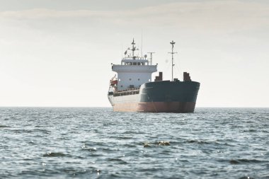 Genel kargo gemisi (88 metre uzunluğunda) Baltık Denizi 'nde yol alıyor. Nakliye, lojistik, küresel iletişim, ekonomi, sanayi, arz, çevre