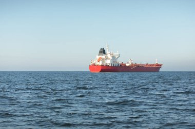 Büyük kırmızı kargo gemisi (petrol kimyasal tankeri, 184 metre uzunluğunda) Baltık Denizi 'nde yol alır. Nakliye, lojistik, küresel iletişim, ekonomi, sanayi, arz, çevre