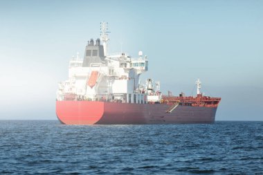 Büyük kırmızı kargo gemisi (petrol kimyasal tankeri, 184 metre uzunluğunda) Baltık Denizi 'nde yol alır. Nakliye, lojistik, küresel iletişim, ekonomi, sanayi, arz, çevre