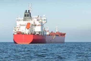 Büyük kırmızı kargo gemisi (petrol kimyasal tankeri, 184 metre uzunluğunda) Baltık Denizi 'nde yol alır. Nakliye, lojistik, küresel iletişim, ekonomi, sanayi, arz, çevre