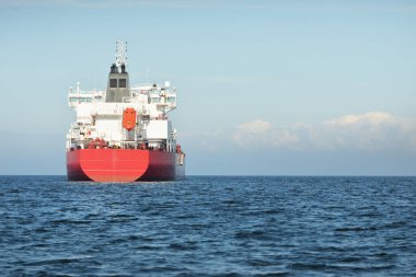 Büyük kırmızı kargo gemisi (petrol kimyasal tankeri, 184 metre uzunluğunda) Baltık Denizi 'nde yol alır. Nakliye, lojistik, küresel iletişim, ekonomi, sanayi, arz, çevre