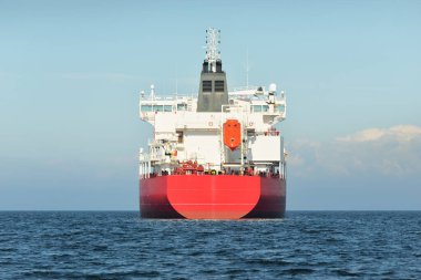 Büyük kırmızı kargo gemisi (petrol kimyasal tankeri, 184 metre uzunluğunda) Baltık Denizi 'nde yol alır. Nakliye, lojistik, küresel iletişim, ekonomi, sanayi, arz, çevre