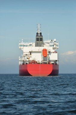 Büyük kırmızı kargo gemisi (petrol kimyasal tankeri, 184 metre uzunluğunda) Baltık Denizi 'nde yol alır. Nakliye, lojistik, küresel iletişim, ekonomi, sanayi, arz, çevre