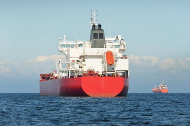 Büyük kırmızı kargo gemisi (petrol kimyasal tankeri, 184 metre uzunluğunda) Baltık Denizi 'nde yol alır. Nakliye, lojistik, küresel iletişim, ekonomi, sanayi, arz, çevre